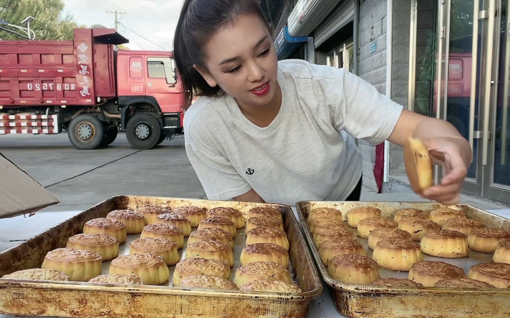 东北币有多值钱?100元做72块月饼,馅料都是坚果,真豪横哔哩哔哩bilibili