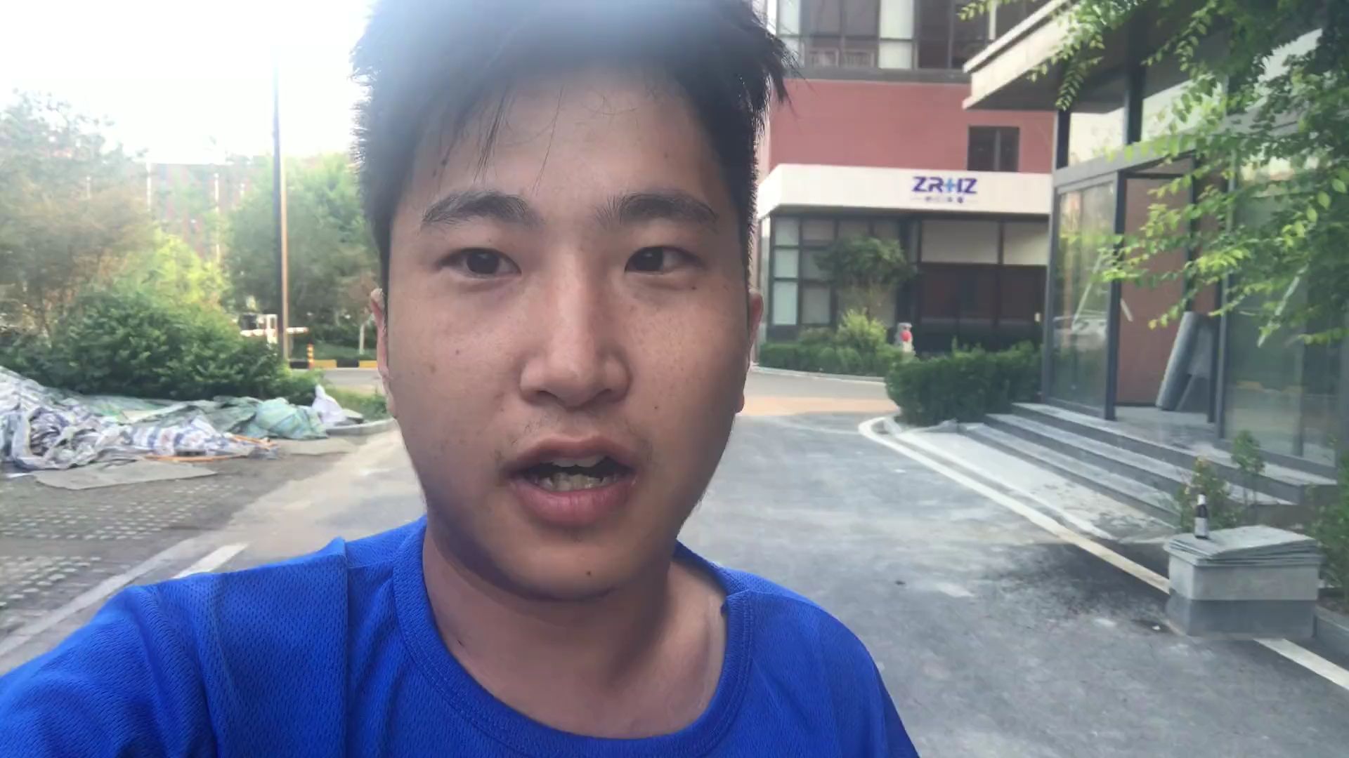 网吧大神坤坤跟着粉丝大哥学防水,学出后月入过万不是梦!哔哩哔哩bilibili