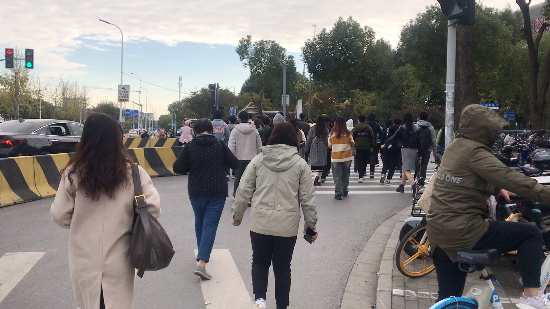 上海街景(上班早高峰,拍摄于川环南路,华戴路,川沙地铁站)