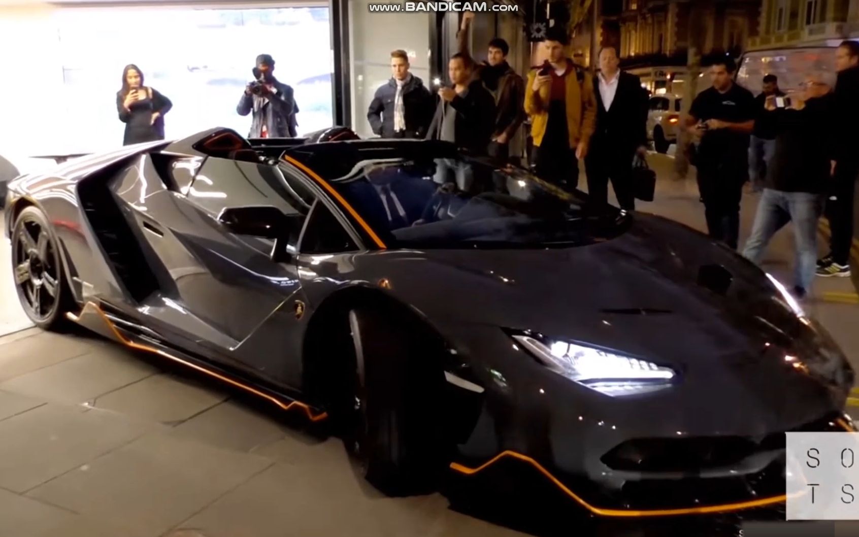 6000万的兰博基尼百年牛纪念款上路,实在是太帅了!