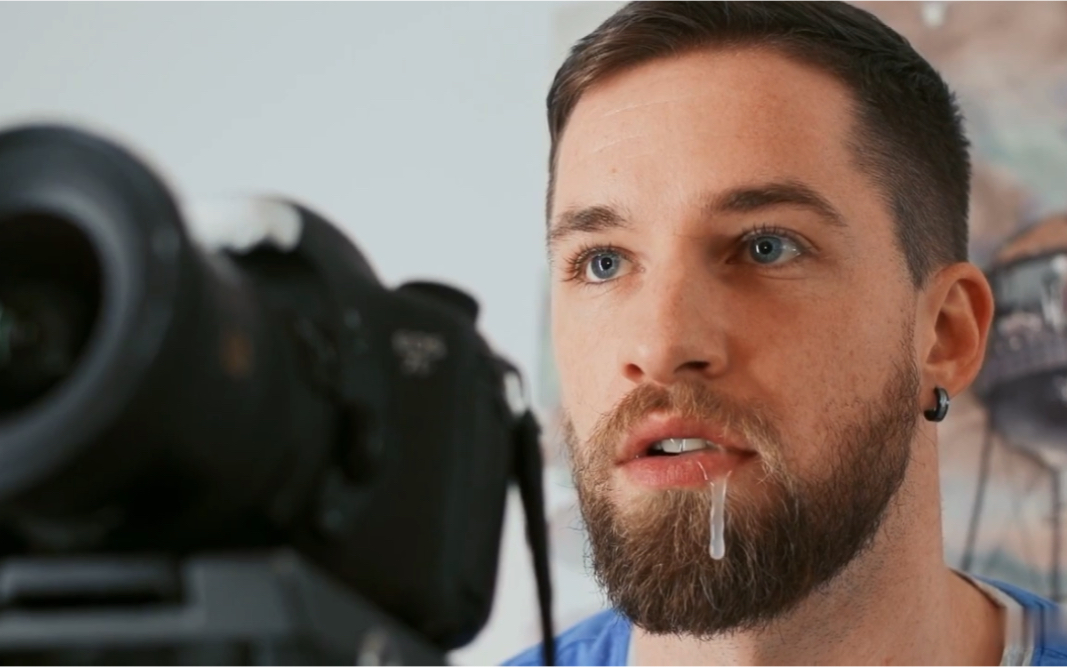 thyle流口水这段也太搞笑了吧 活脱脱像一智障儿童啊 睫毛又长又翘 要