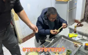 Video herunterladen: 眼镜带来16个内蒙肚包肉，清水煮了一小时，蘸韭菜花吃妈呀太香了