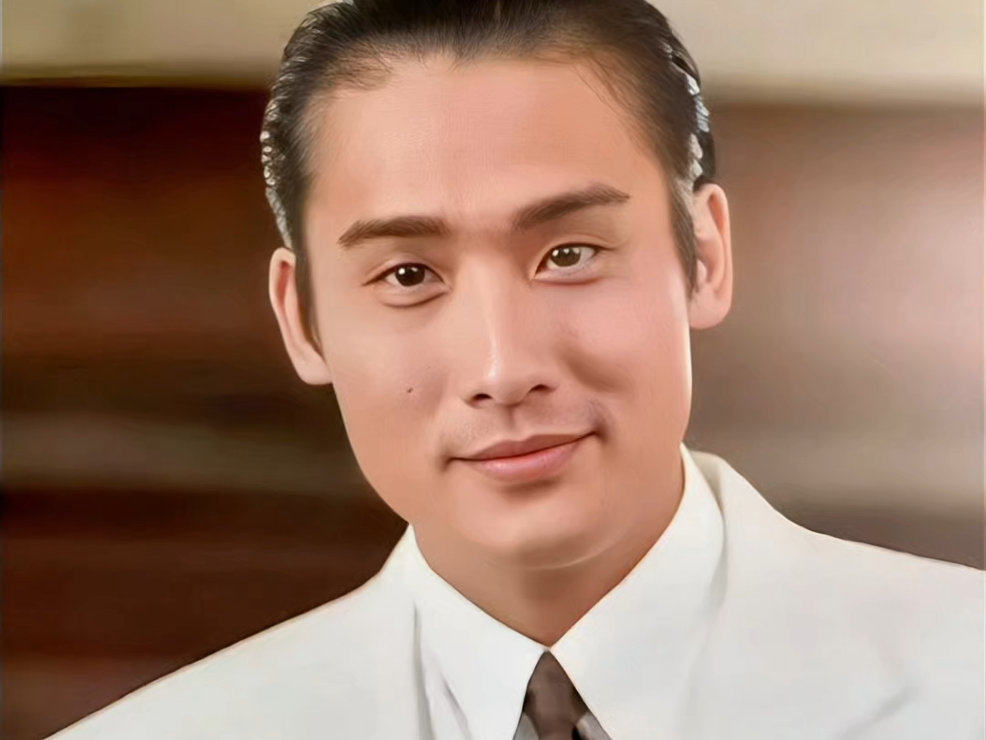 的书卷气,年轻时也曾是个奶油小生,如今年过六旬依旧风度翩翩,梁家辉