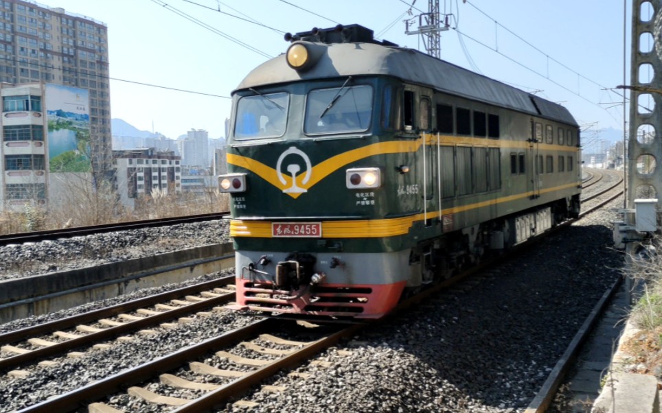 武警df4b9455小运转单机52412经过麒麟公园