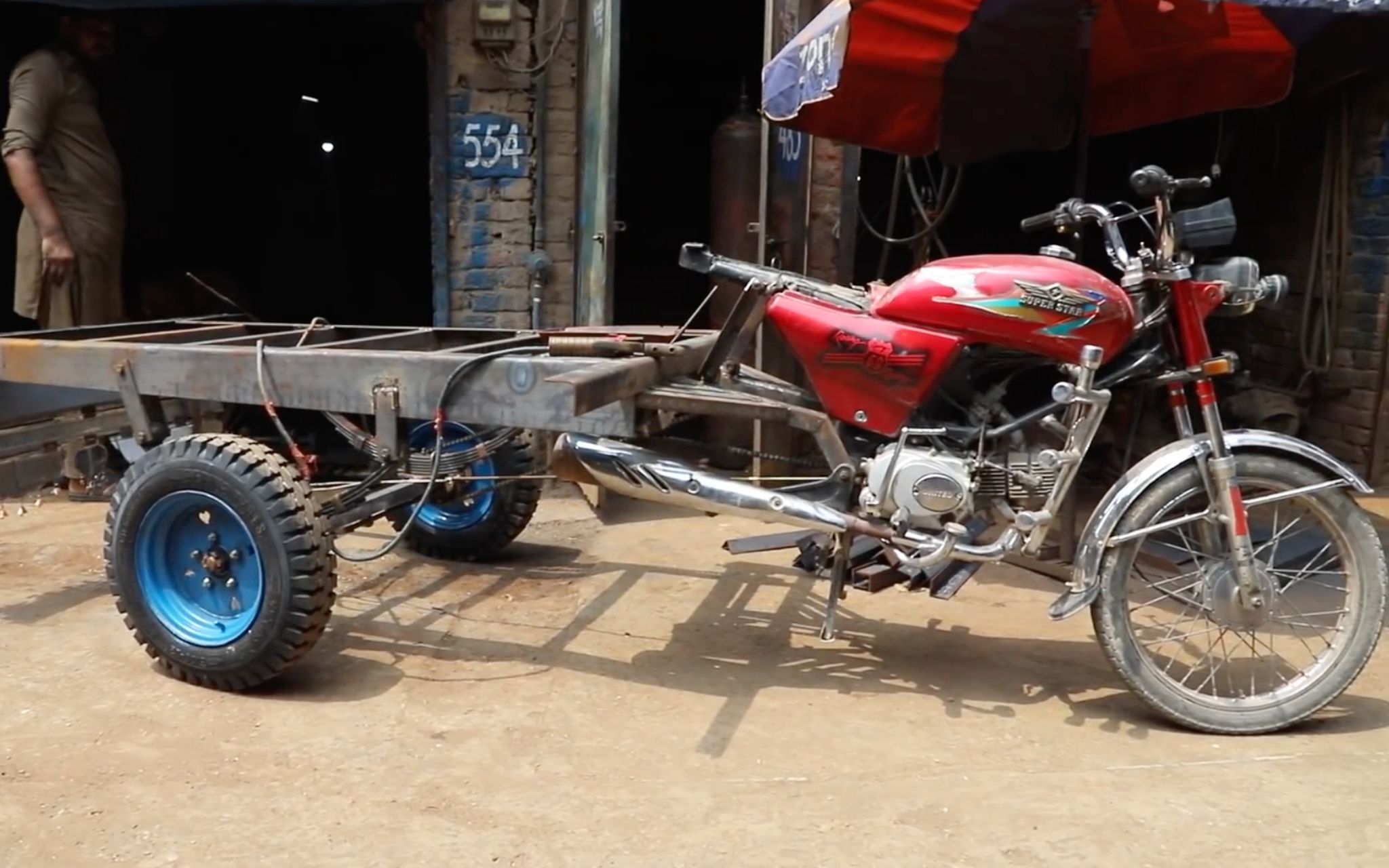 巴基斯坦古法汽修 两轮摩托变三轮摩托