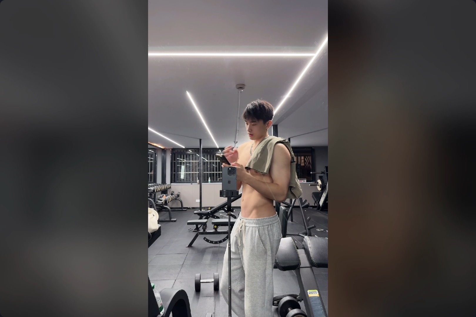 人鱼线肌肉帅哥凌晨聊天直播20241121