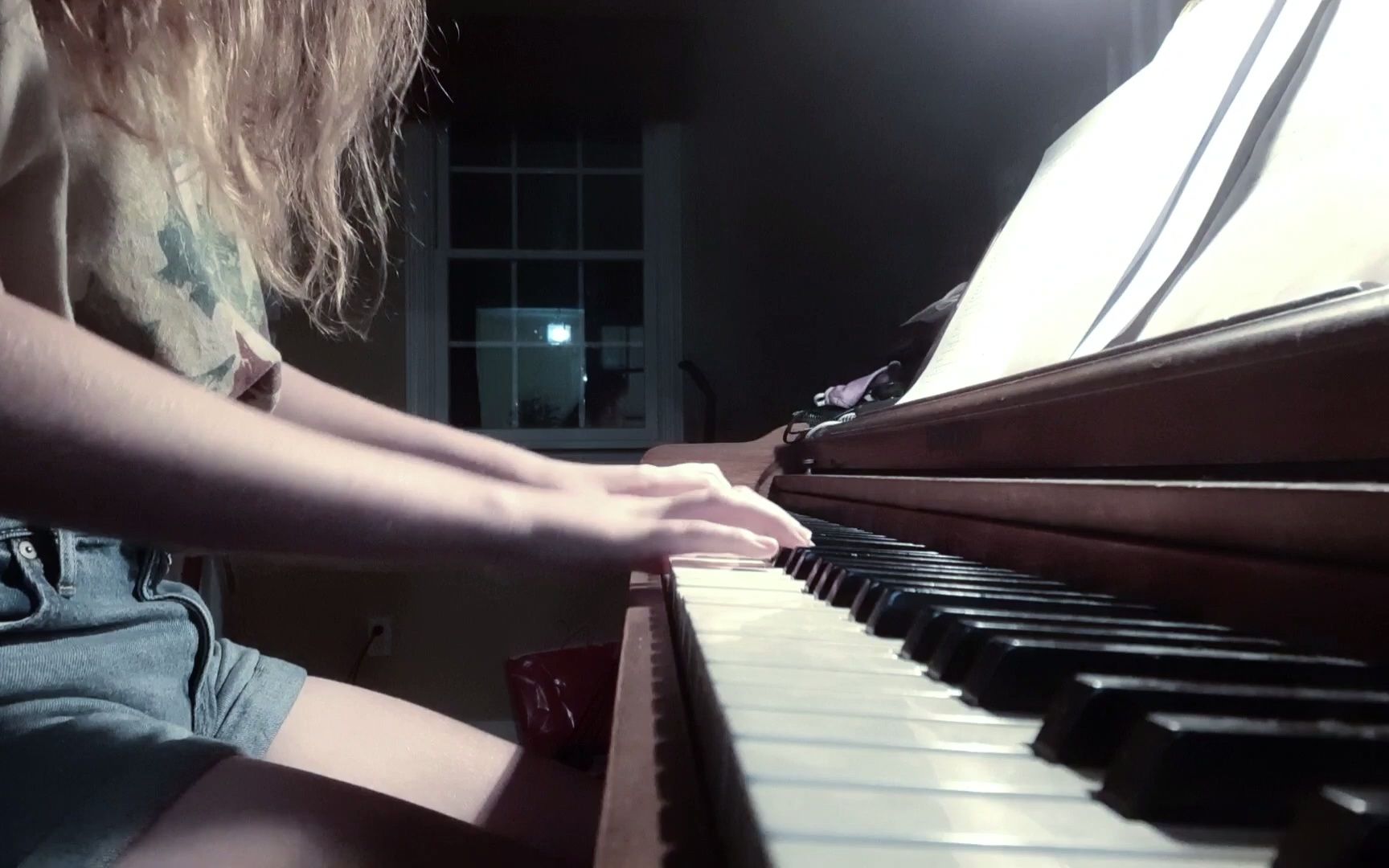 [图]Laura Les - Haunted, Piano Cover