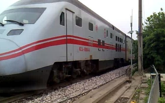 (远古视频)南宁铁路局nzj2内燃动车组神州号通过南宁客技站回送线明秀