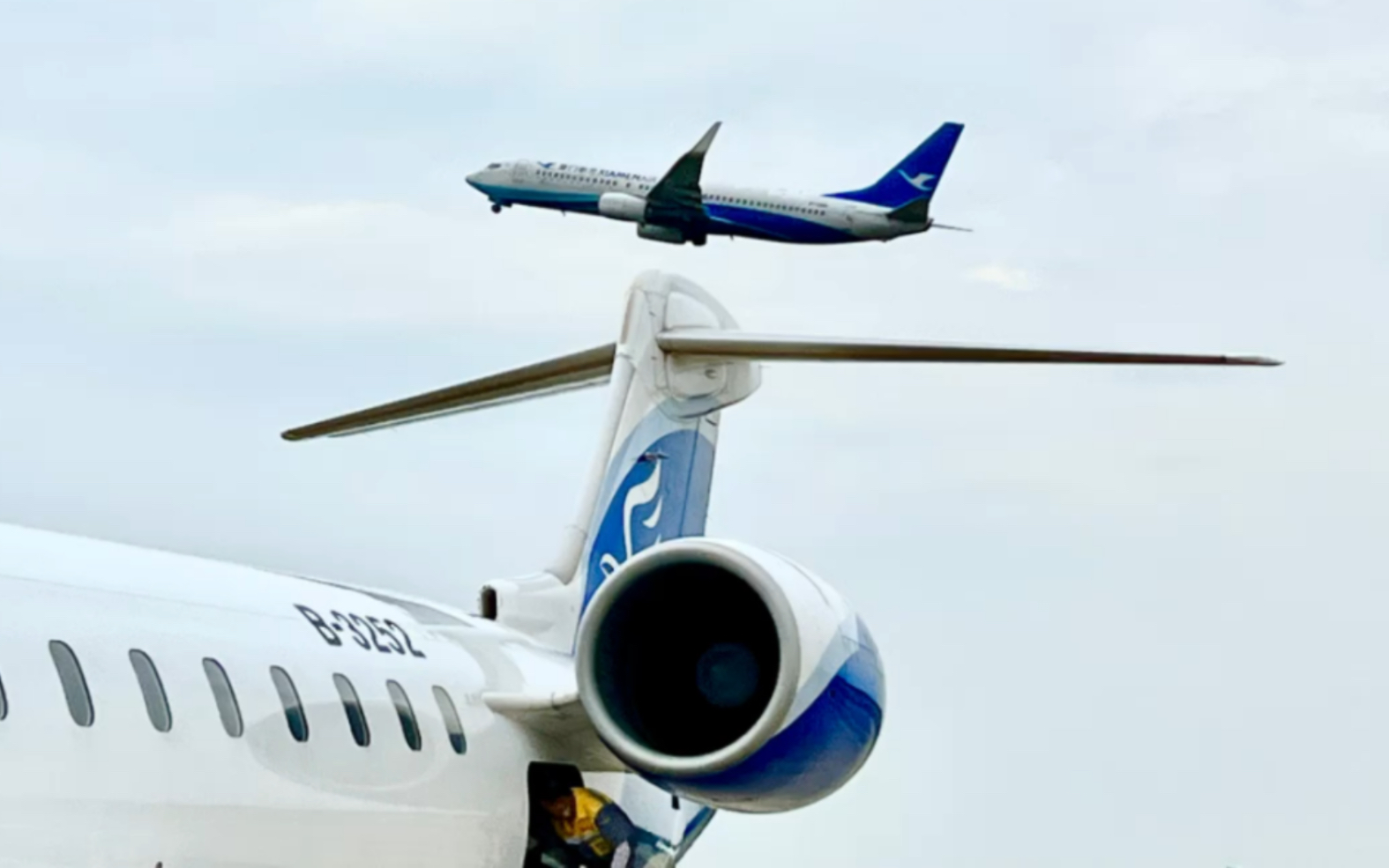 华夏航空crj-900 zgha 18l起飞 zswa 落地