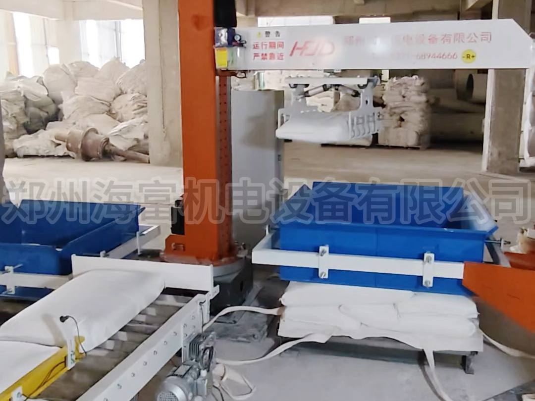 HFMR-180立柱旋转机器人HFFT-1200防塌垛升降机构广西 25kg碳酸钙粉码垛郑州海富机电客户实际产量：25kg，250袋/时