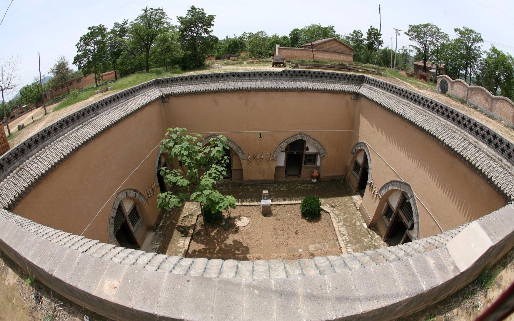 中国最神秘地下村庄 冬暖夏凉 室内常温20度 地坑院 天井窑院 地下