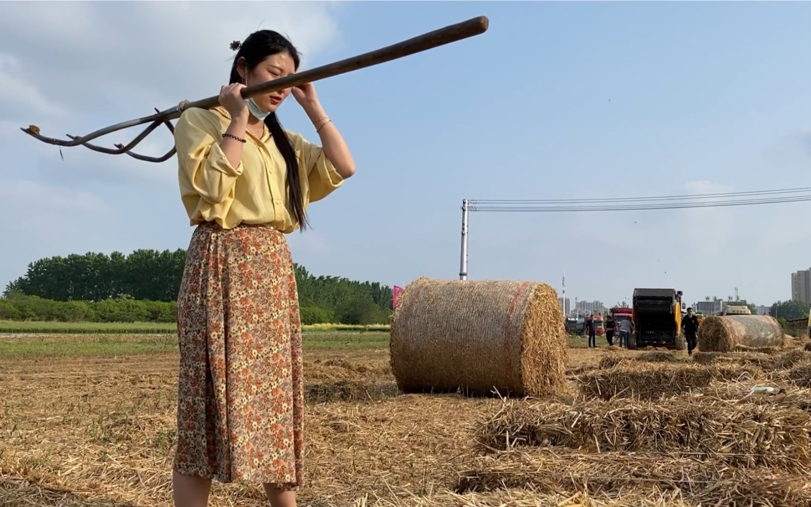 热爱农机的小姐姐扛着她的三叉戟来捆小麦秸秆