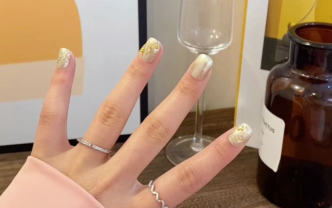 让指尖闪耀迷人香槟色美甲