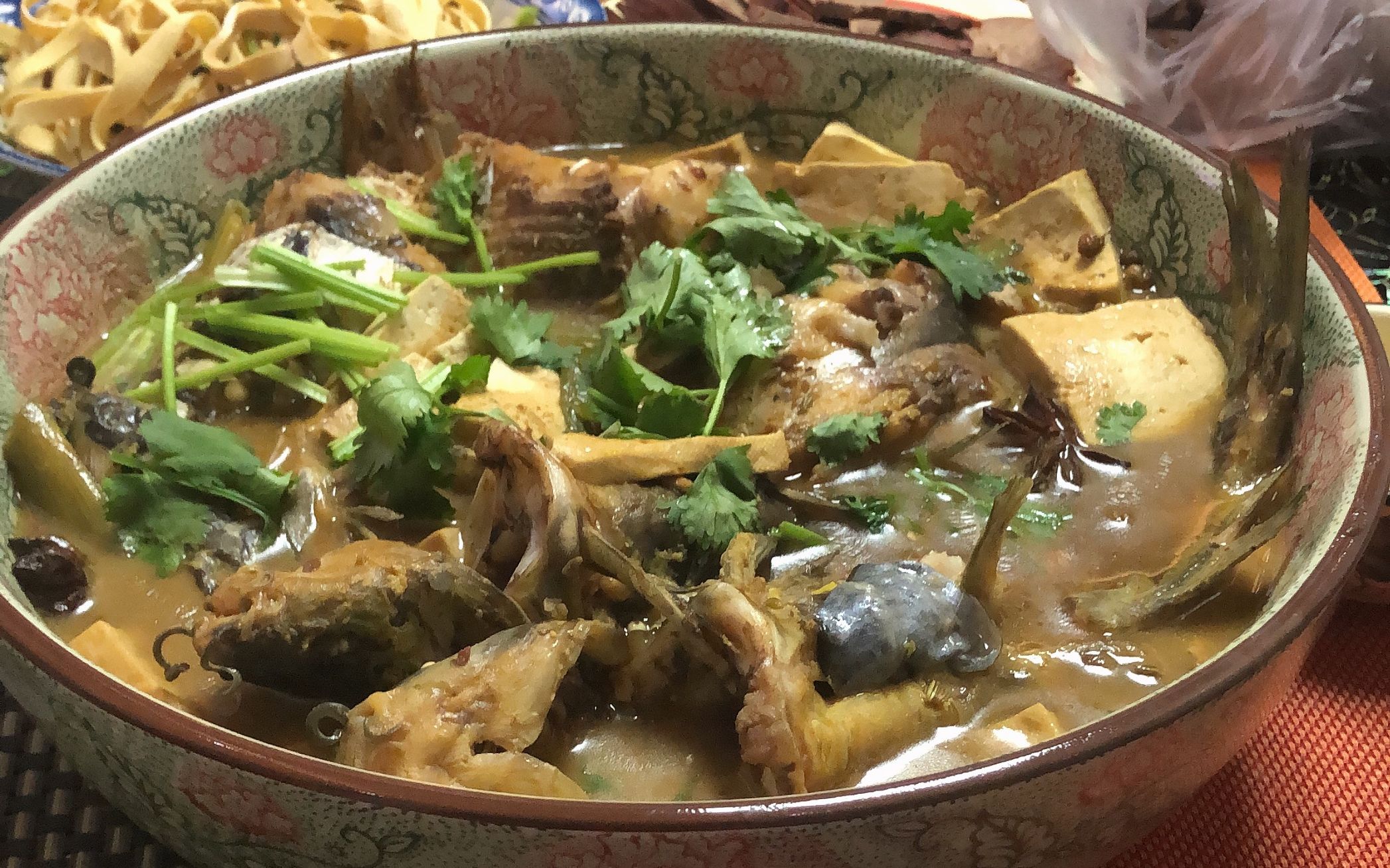 铁锅炖草鱼和嘎鱼鱼汤里在炖点豆腐真是太鲜太美味了