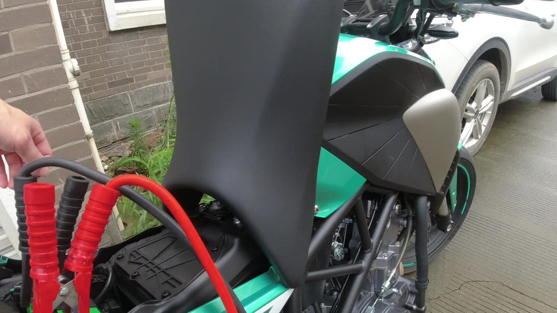 教你怎么给摩托车搭电