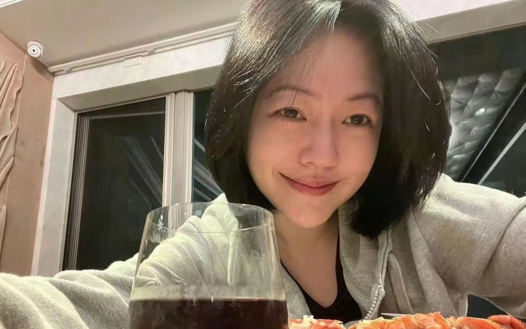 小s晒老公准备的晚餐,满脸职业假笑,疑似回应许雅钧夜店风波