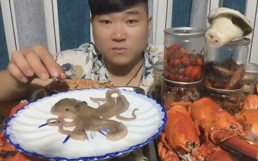 [图]【户外美食】又见奇葩美食 主播吃货燕子吃活章鱼 你想试试么？