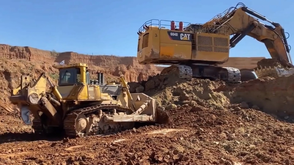 卡特cat6040挖掘机/小松d475推土机 #宁工国际 #挖掘机 #推土机