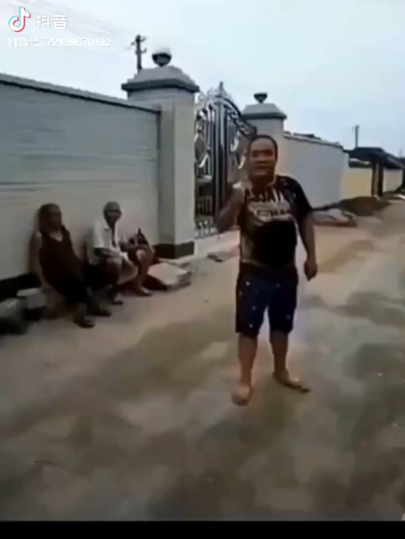 刀哥头顶西瓜整活