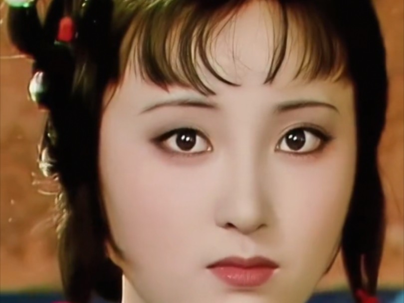 "两弯似蹙非蹙罥烟眉,一双似喜非喜含情目" 她真的好美