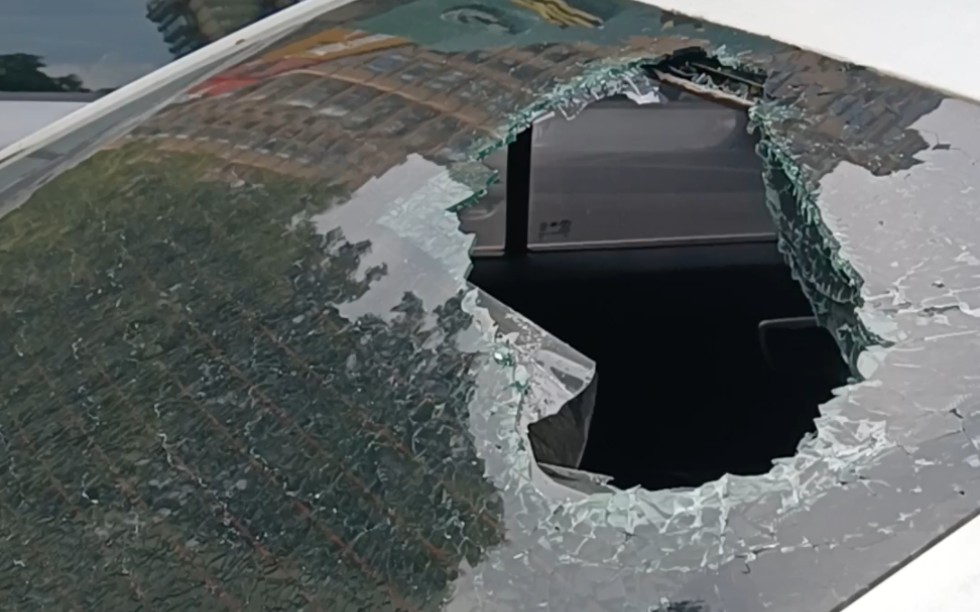 大风将高层的外立面瓷砖吹落 两辆轿车的挡风玻璃被砸