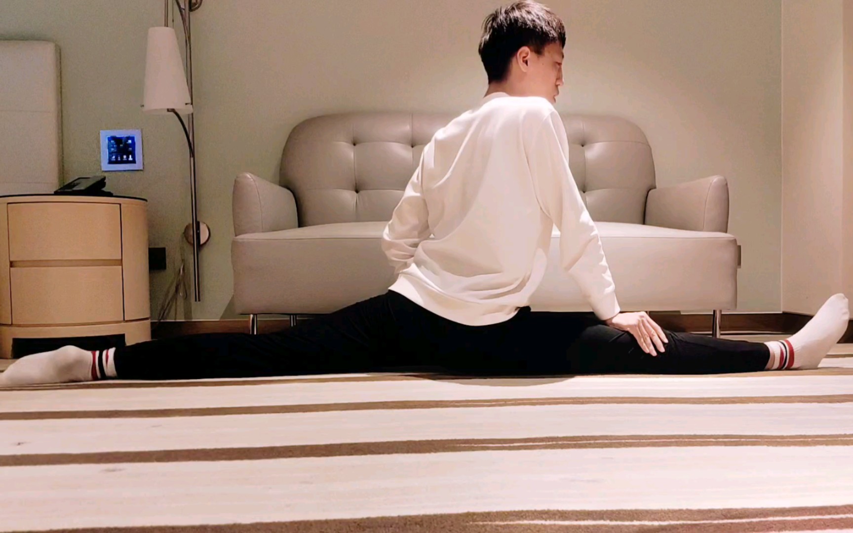 【一字马打卡】右腿耗叉