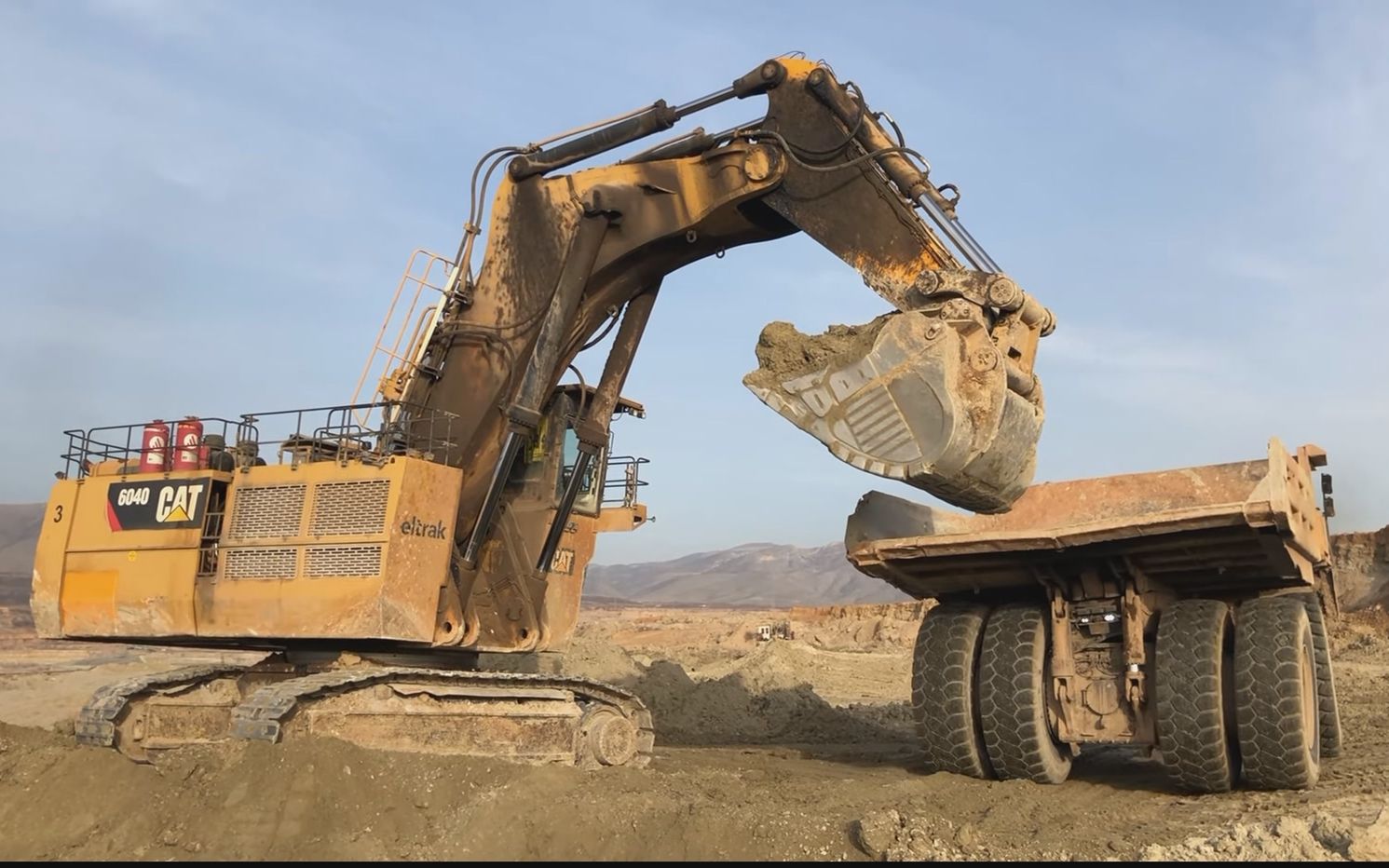 cat 6040挖掘机施工装车