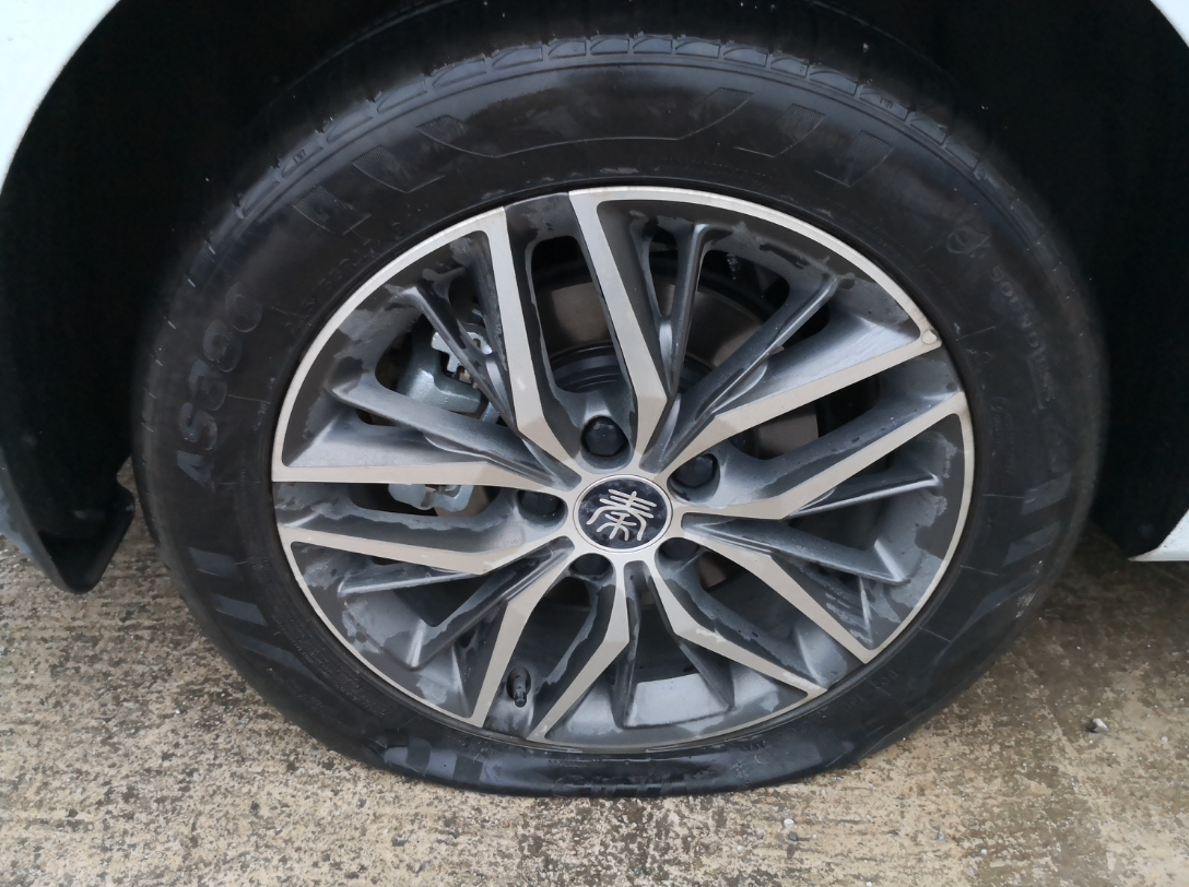 秦plus轮胎被石头扎爆胎了,顺便把原厂垃圾胎换了