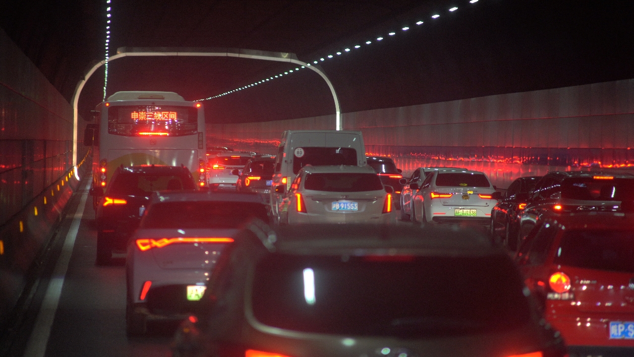 我生活的上海,五一期间的长江隧桥,车流缓慢