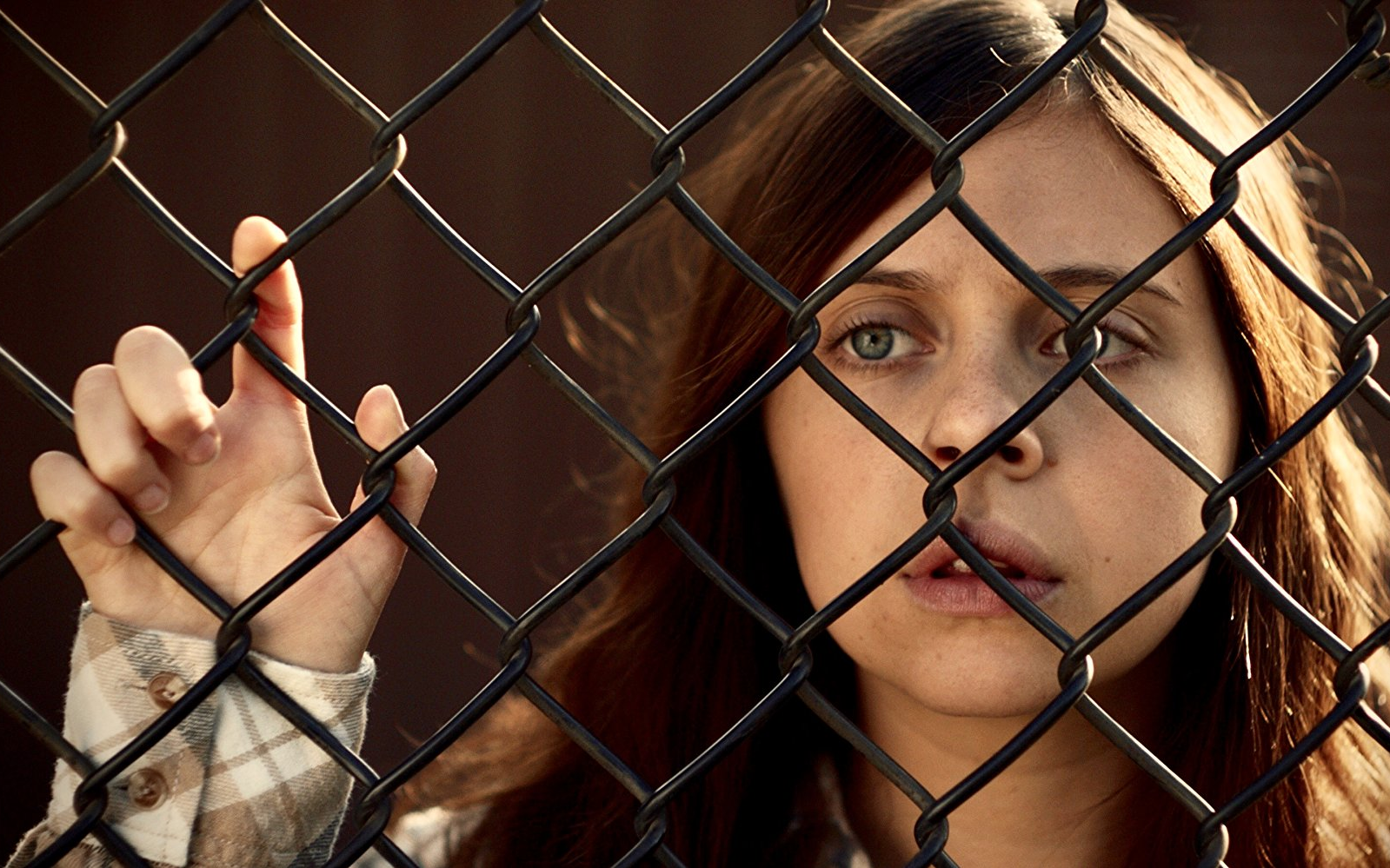 美国惊悚恐怖电影《野生狼性》,小女孩被养父隔离囚禁注射药物