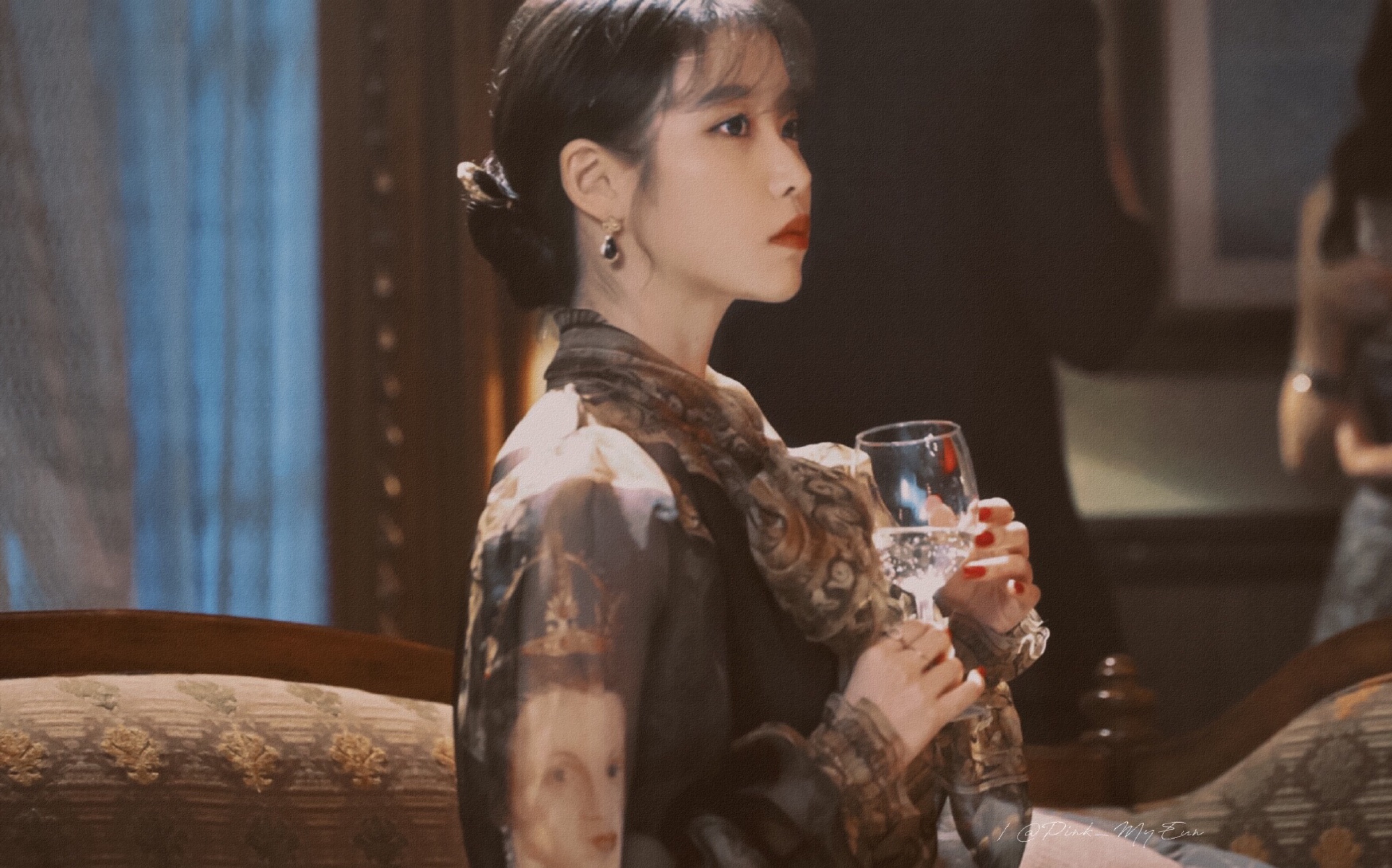 国外大神翻弹iu李知恩《blueming》!女神和电吉他也太配了!iu欧尼!