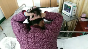 Tải video: 爱整洁的妈妈，住院期间血氧编低、手插留置针，还执意每天自己梳头