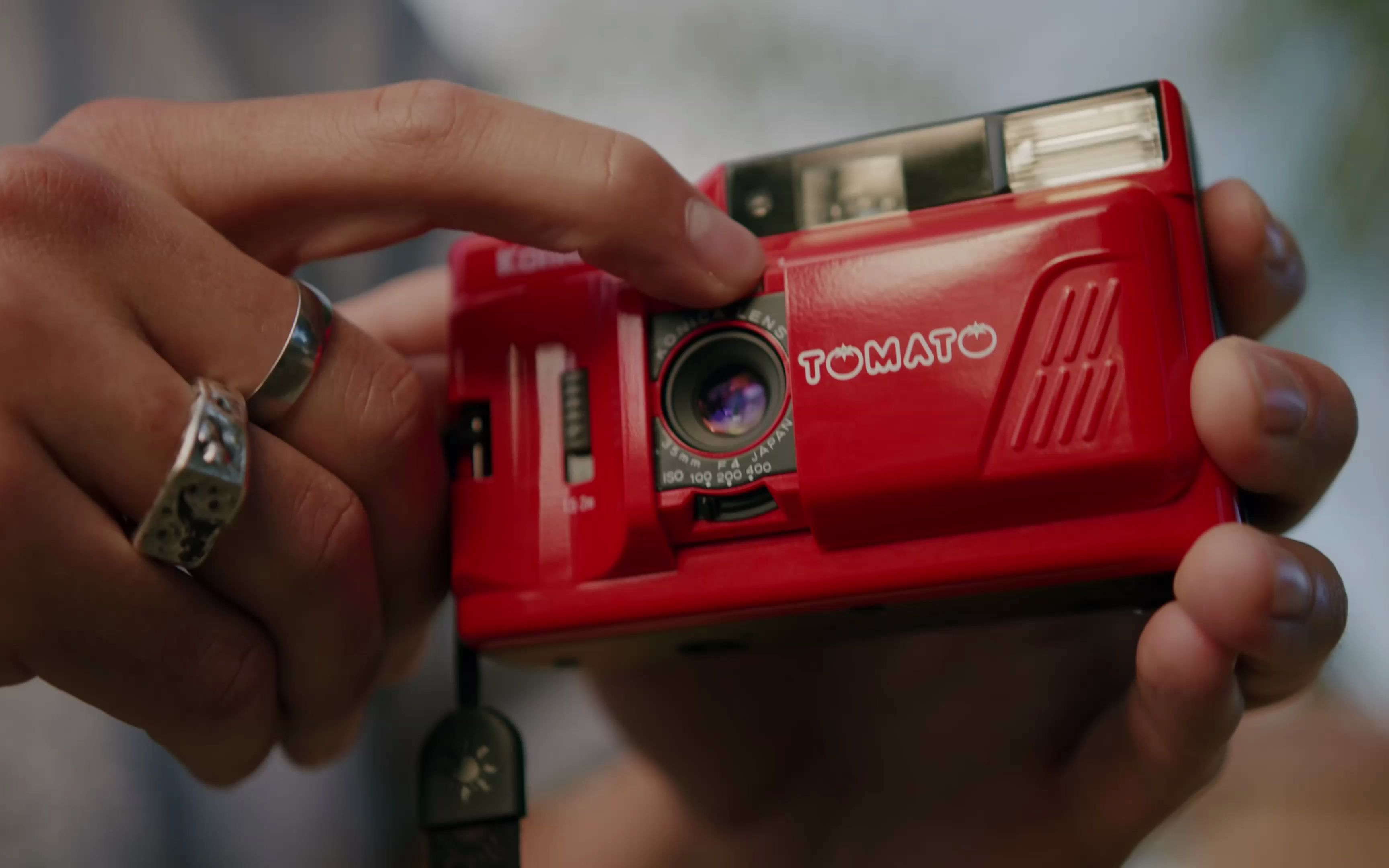 果然油管willemverbeeck最怪异的35mm点射式胶卷相机柯尼卡红番茄