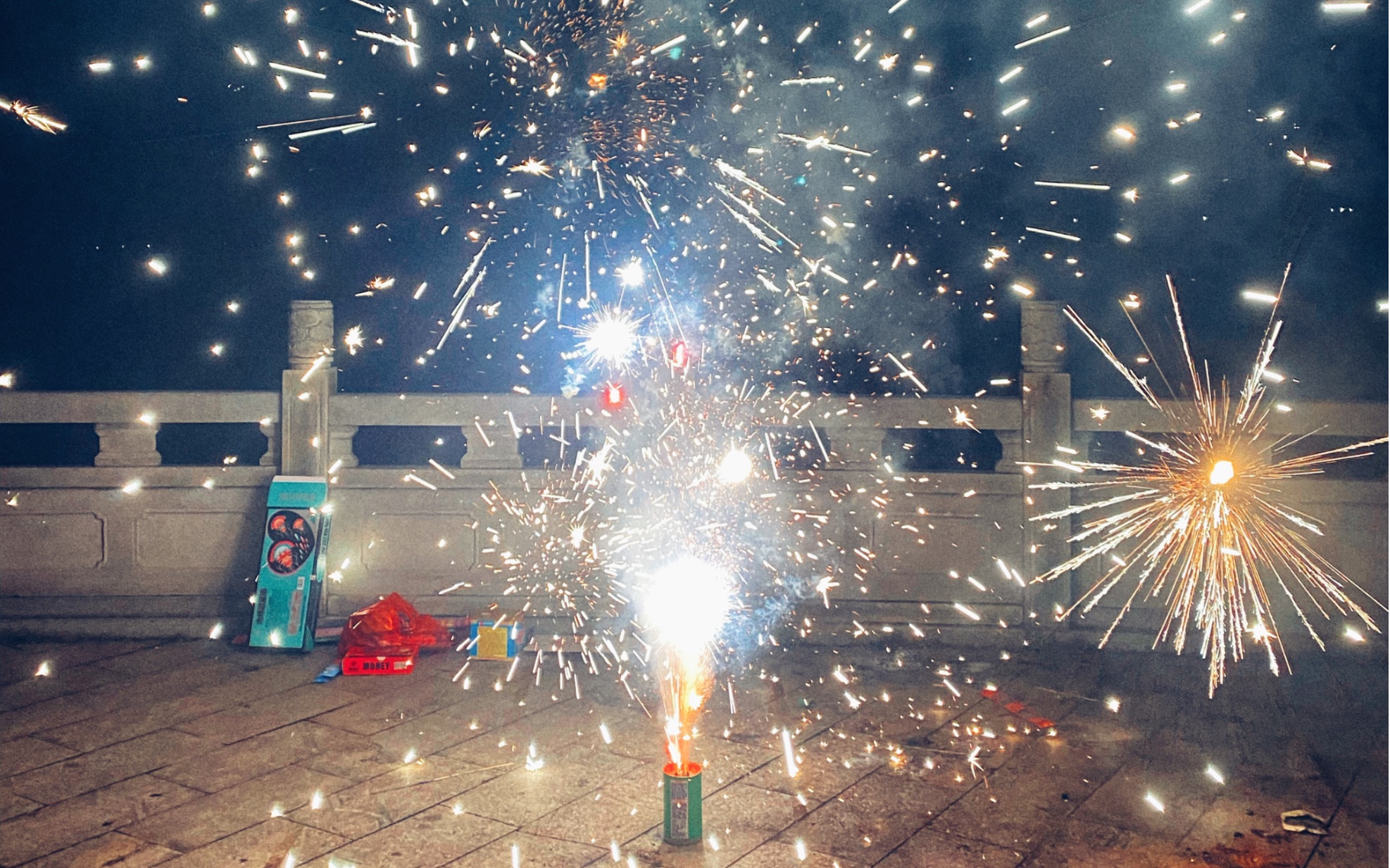 2022虎年除夕夜放烟花