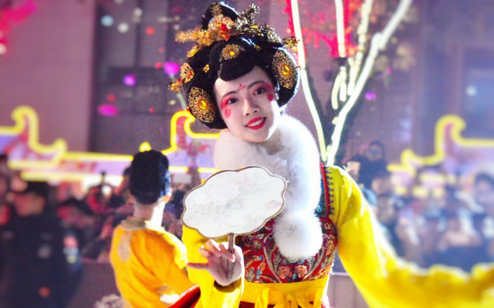 大唐不夜城不倒翁小姐姐皮卡晨演出,游客都想与皮卡晨牵手!