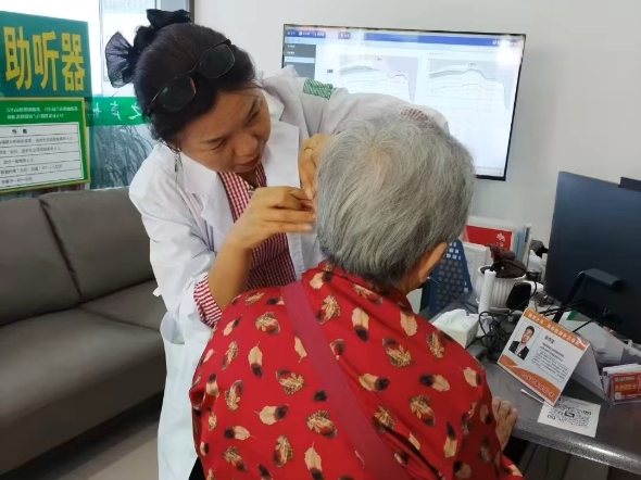 如何给老人掏耳朵(老年人掏耳朵能改善听力吗)