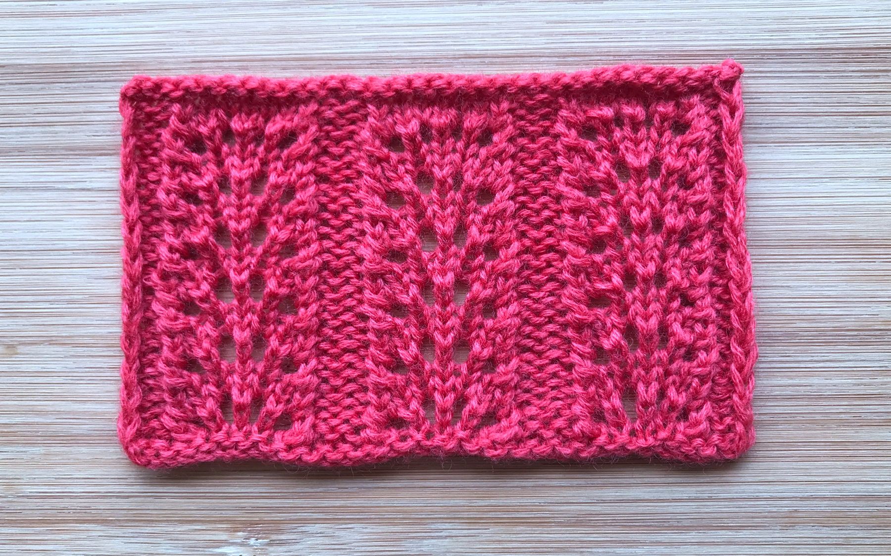 【轻描编织】喜欢这款别样凤尾花吗?简单易学,简洁漂亮,织衣服很修身