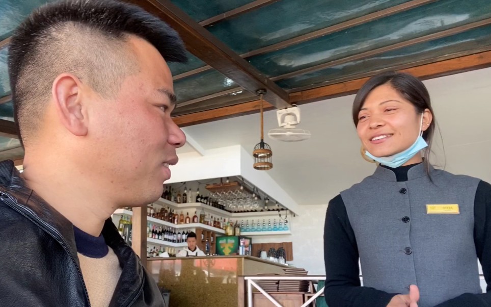 尼泊尔餐厅的美女服务员与小王打成一片,你认为哪个更漂亮?