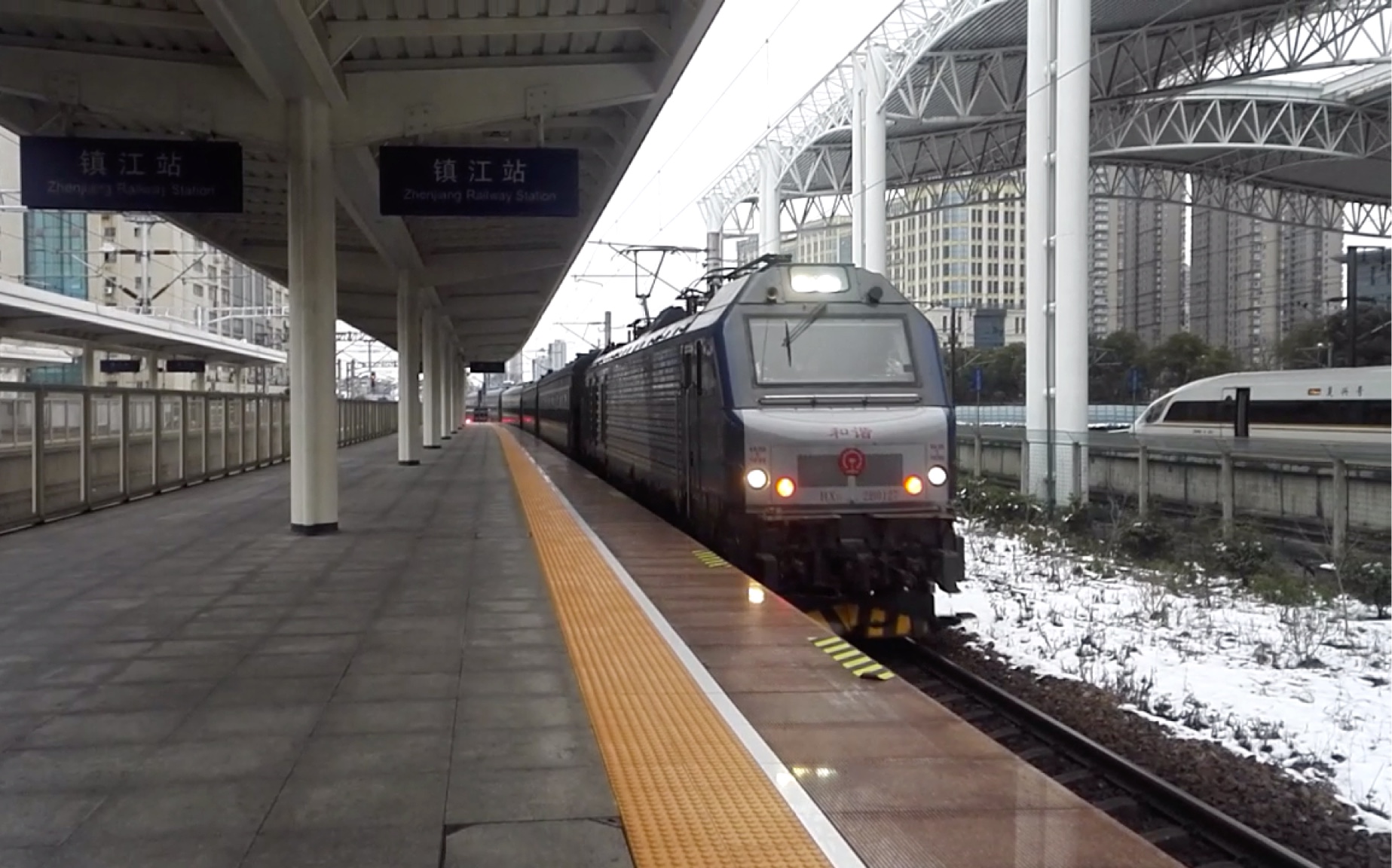 上局宁东段hxd2b牵引春运临客3216晚点4分钟进镇江站_哔哩哔哩 (゜-゜