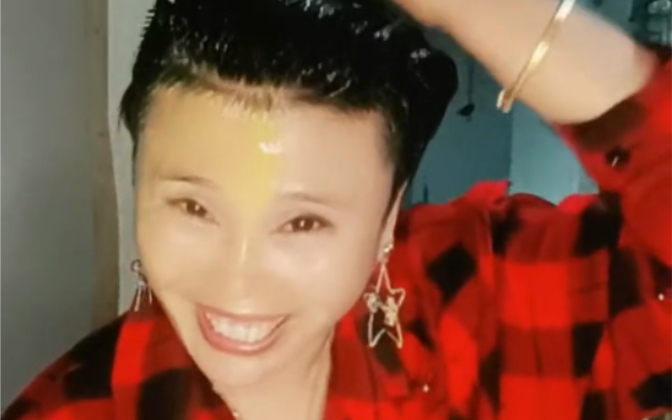 万人迷刘翠霞早期抽象作品 《鸡蛋洗头》