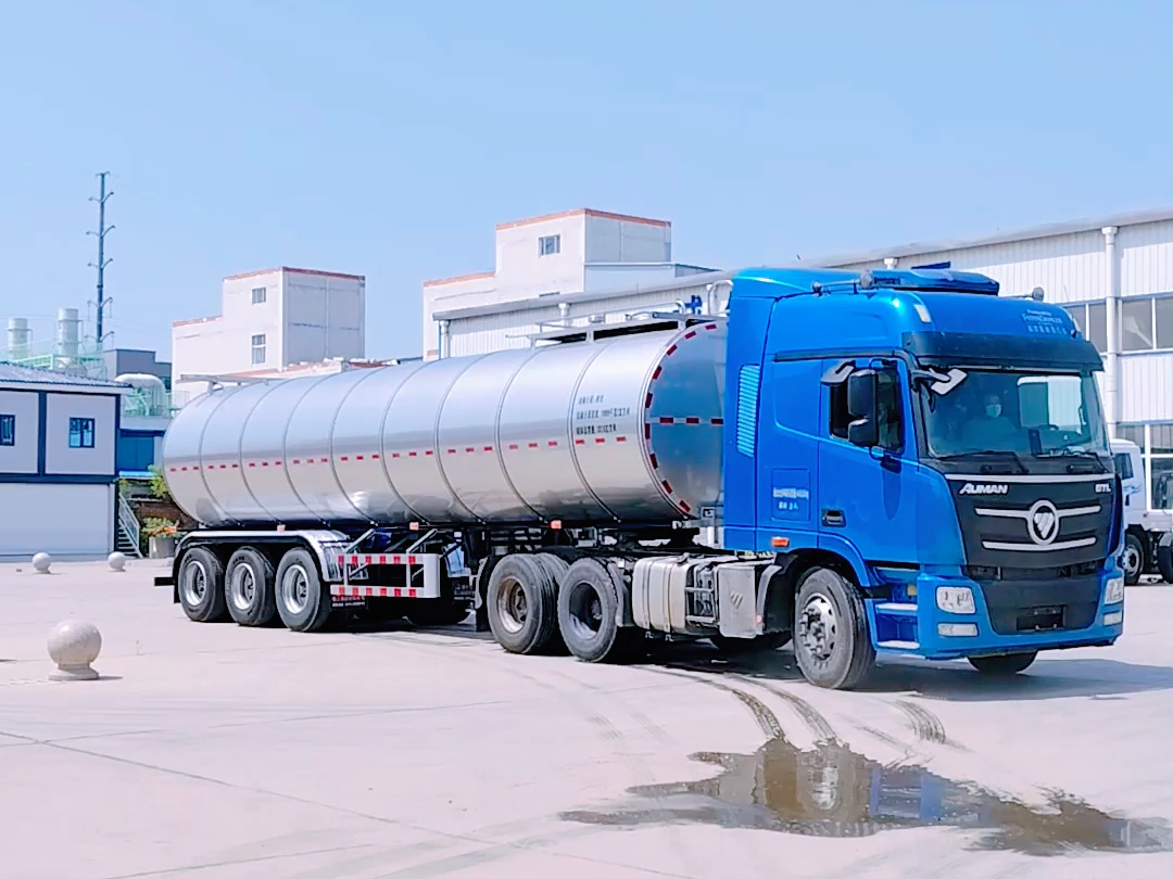 半挂鲜奶运输车交付,又是元气满满的一天