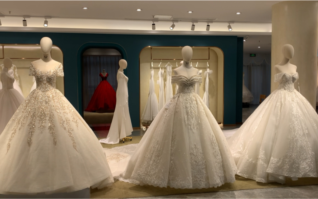 随手拍一下高档婚纱店,不给细拍,但是也可以拿货的哦