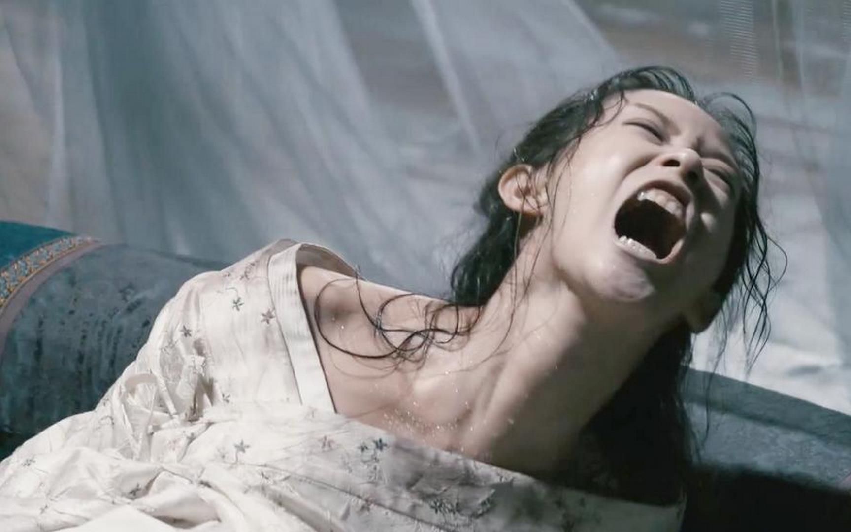 美女怀孕后变得发狂,几人都摁不住她,怎料肚子里突然钻出个怪物