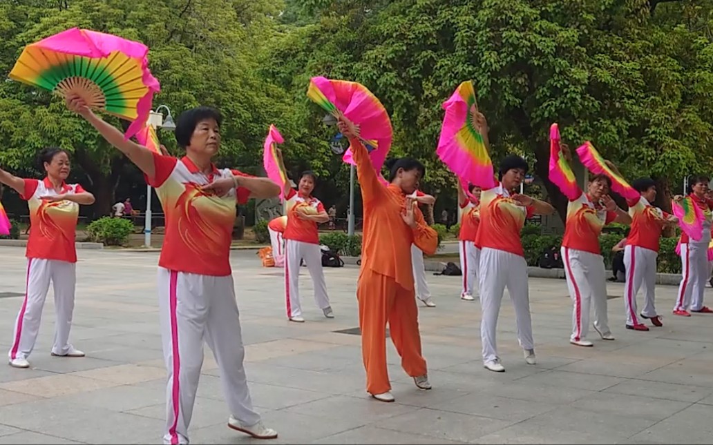 又唱浏阳河舞蹈扇子舞图片