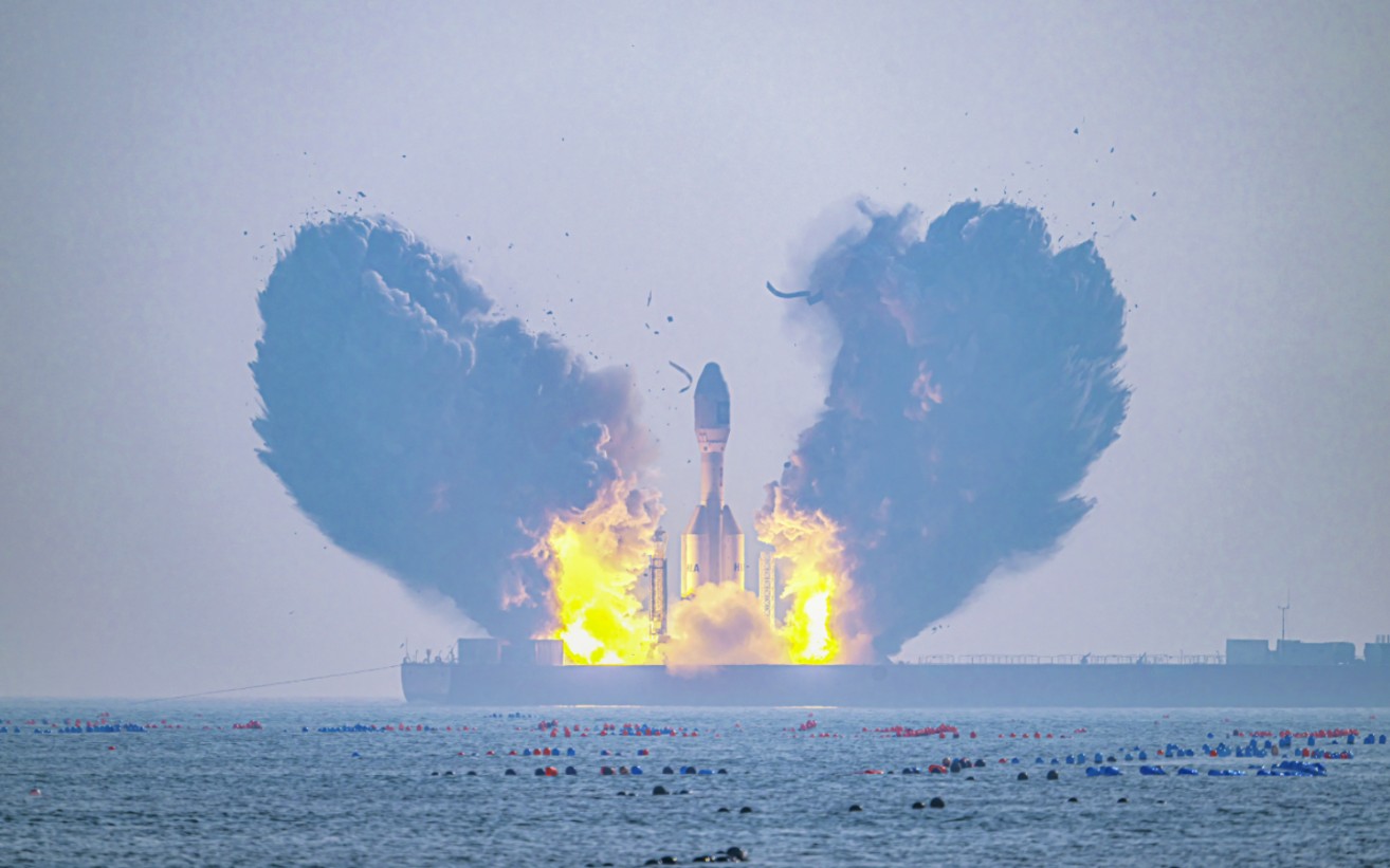 引力一号遥一运载火箭发射完成后的东方航天港号发射船!