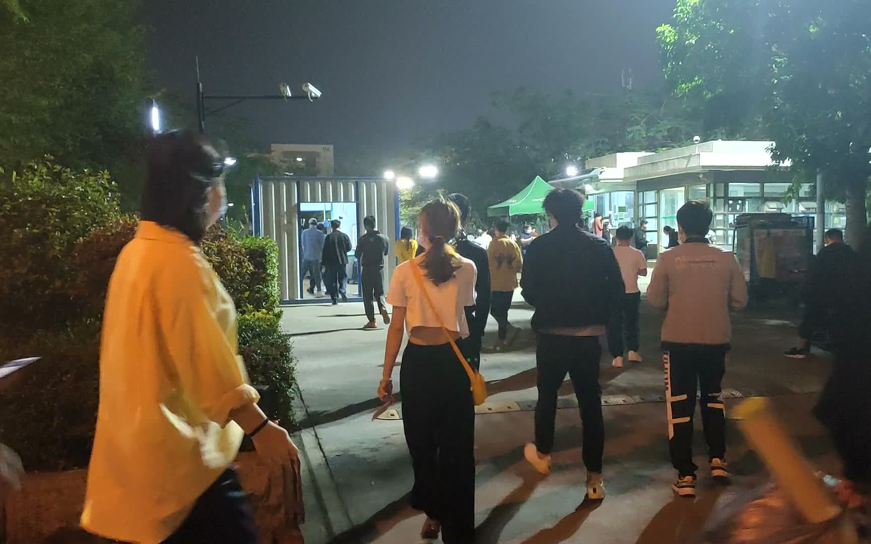 广东东莞:电子厂上夜班的场景,一进去就要干通宵,让人心酸无奈