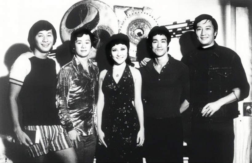 1972年7月,李小龙携小麒麟探班《窄梯》片场,并与导演谢贤及演员许冠杰、丁佩合影.哔哩哔哩bilibili