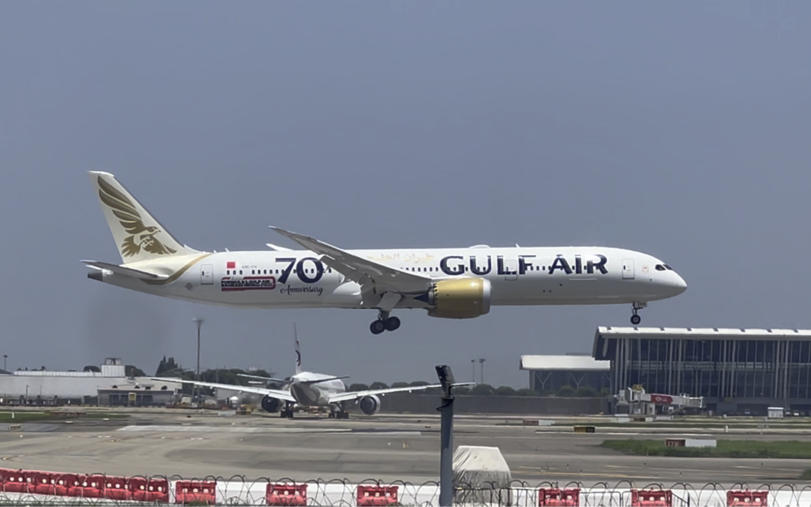 巴林至上海浦东海湾航空b787-9进港,降落擦烟