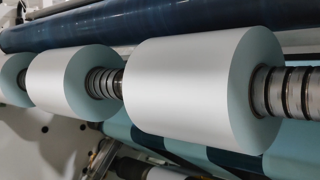 今日车间实拍分享——蓝格热敏纸不干胶材料分切中