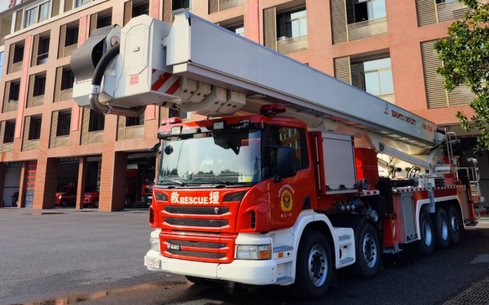 【南京消防】南京第二高的博浪涛90米曲臂登高云梯出库